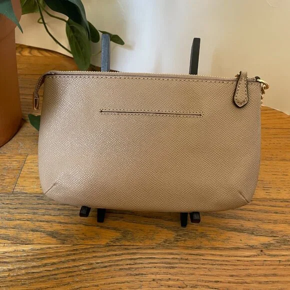 Coach Tan Wristlet - Crossgrain Leather w/Chain. - Picture 2 of 10